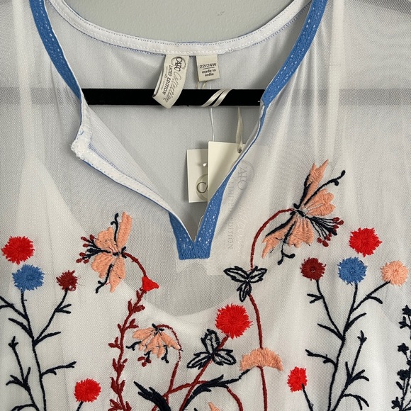 Cato White Blouse with Colorful Floral Embroidery - Picture 3 of 10